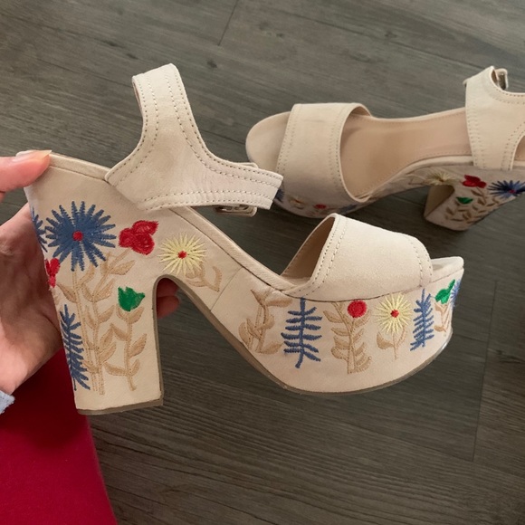 Floral Platform Heels - Picture 2 of 3